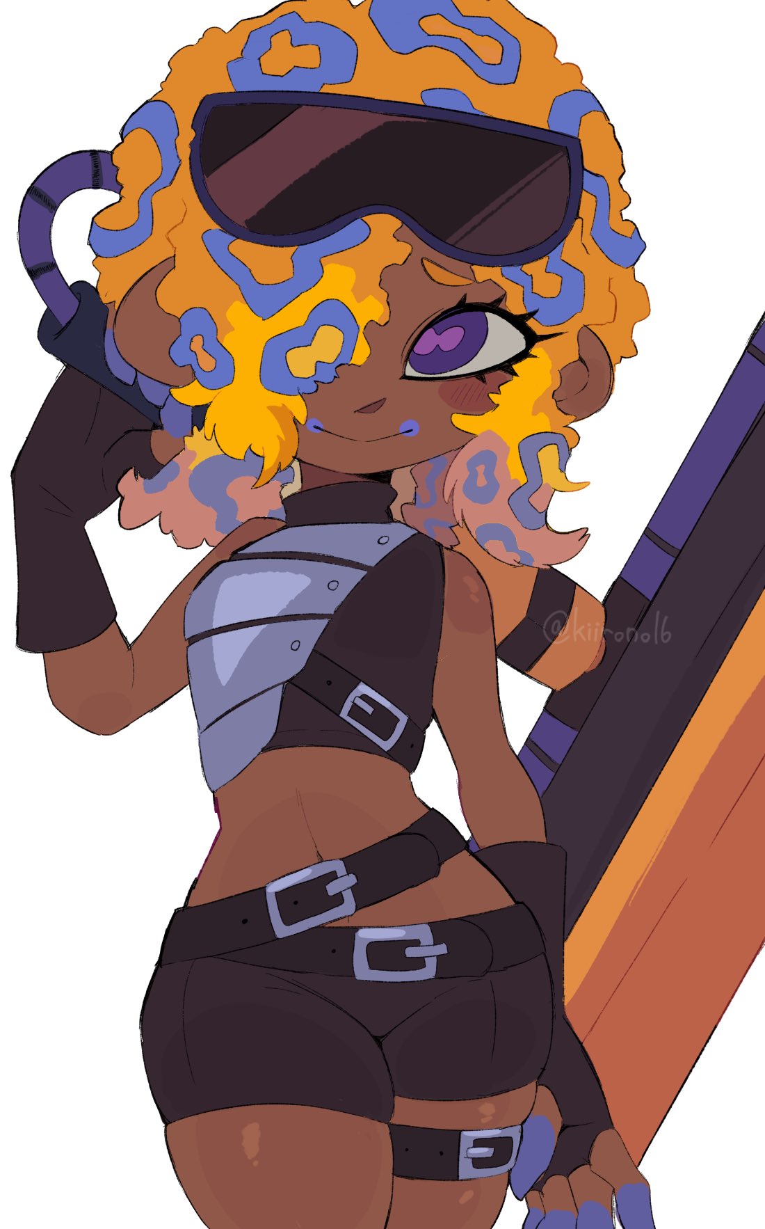1girl, belt, belt buckle, black belt, black gloves, black shirt, black shorts, blonde hair, blue hair, blush stickers, breasts, buckle, cephalopod eyes, closed mouth, commentary request, cosplay, cowboy shot, crop top, dark skin, dark-skinned female, dead source, fingerless gloves, furrowed brow, gloves, goggles, goggles on head, hair over one eye, highres, holding, holding weapon, horizontal pupils, kiirono, medium hair, midriff, multicolored hair, navel, octoling, one eye covered, pink pupils, purple eyes, shirt, shorts, simple background, skindentation, small breasts, smile, solo, splatoon, splatoon (series), splatoon 3, takozonesu, tao blu (splatoon), thigh belt, thigh strap, two-tone hair, watermark, weapon, white background