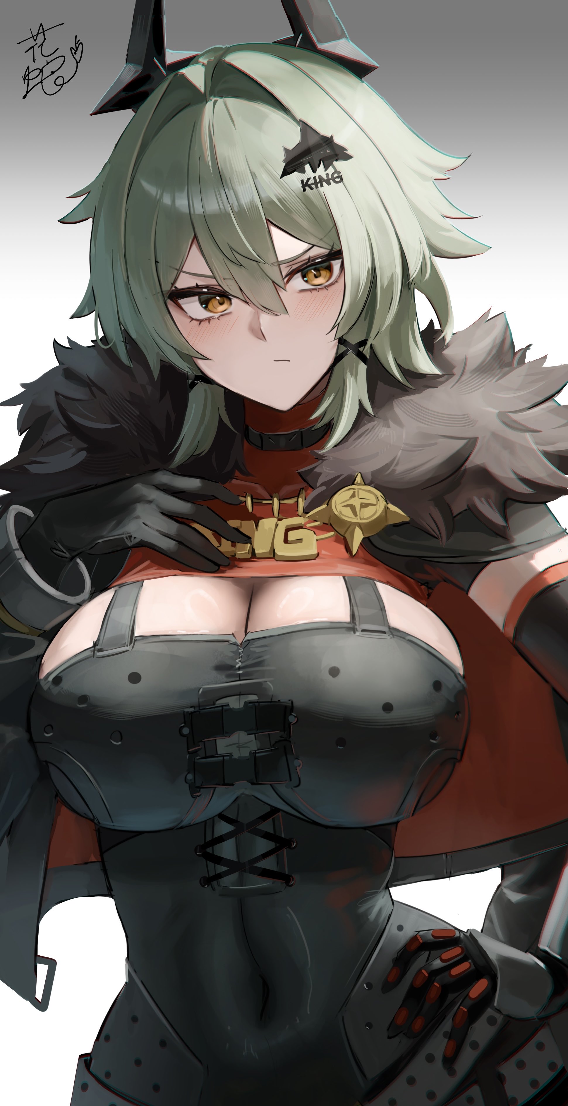 :/, absurdres, armor, black gloves, black horns, black sleeves, blush, breastplate, breasts, caesar king, cleavage, closed mouth, commentary request, covered navel, detached sleeves, fake horns, female, female only, fur trim, fur-trimmed jacket, gloves, gradient background, green hair, grey background, hair between eyes, hair intakes, hair ornament, hairband, hana hebi, hand on own hip, highres, horn hairband, horns, jacket, large breasts, looking at viewer, orange eyes, prosthesis, prosthetic arm, short hair, signature, single glove, solo, upper body, v-shaped eyebrows, white background, zenless zone zero