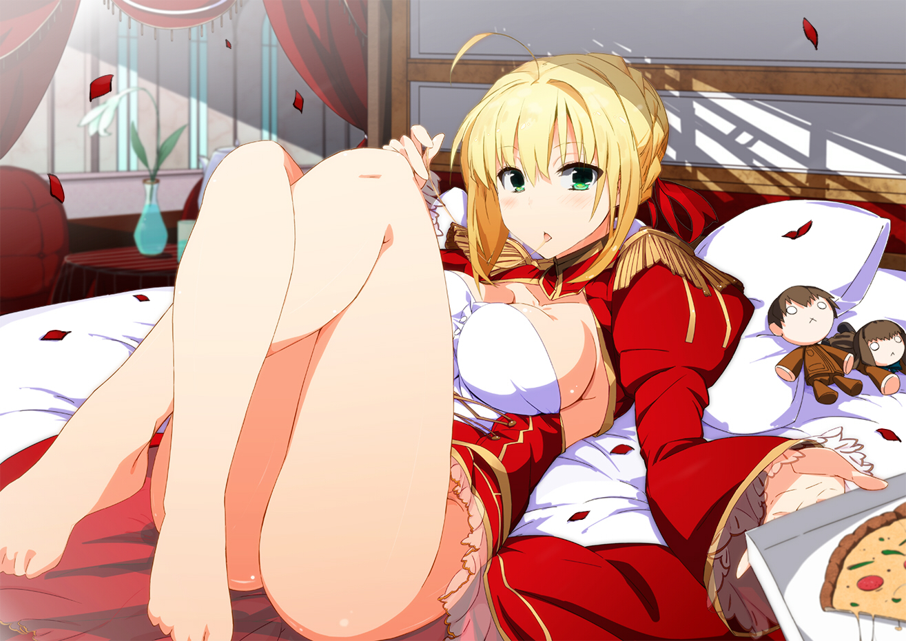 1girls, ass, bed, blonde hair, bottomless, cleavage, fate (series), female, female only, green eyes, nero claudius (fate), pizza, solo, tagme