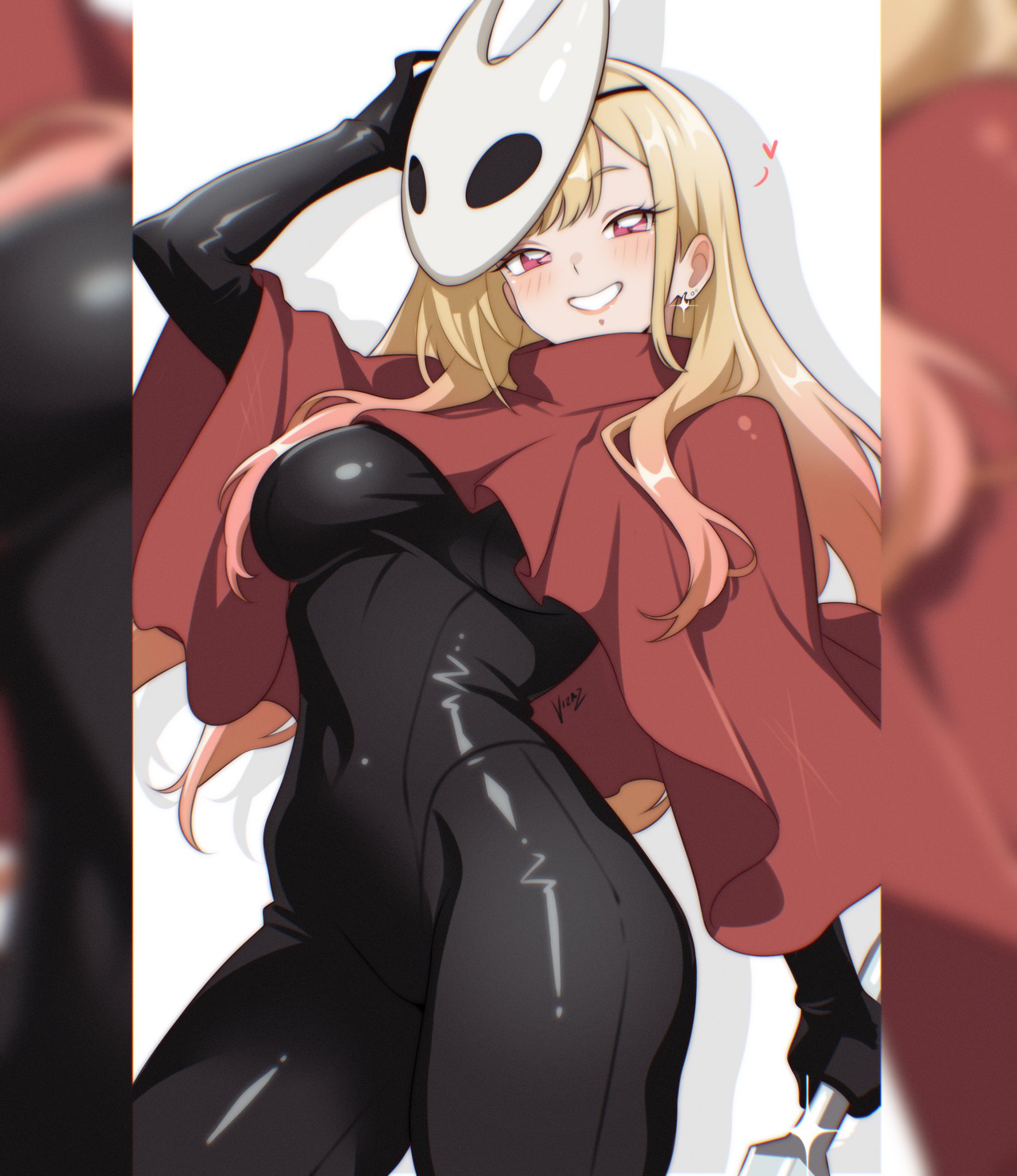 artist name, black bodysuit, black bow, black latex, blonde hair, blurry, bodysuit, bow, breasts, capelet, commentary, cosplay, covered navel, cowboy shot, earrings, female, glint, grin, highres, holding, holding weapon, hollow knight, hollow knight: silksong, hornet (hollow knight) (cosplay), jewelry, jpeg, kitagawa marin, large breasts, latex, latex clothing, latex suit, long hair, looking at viewer, my dress up darling, needle (hollow knight), pink eyes, red capelet, signature, smile, solo, sono bisque doll wa koi wo suru, vizaz, weapon, white mask
