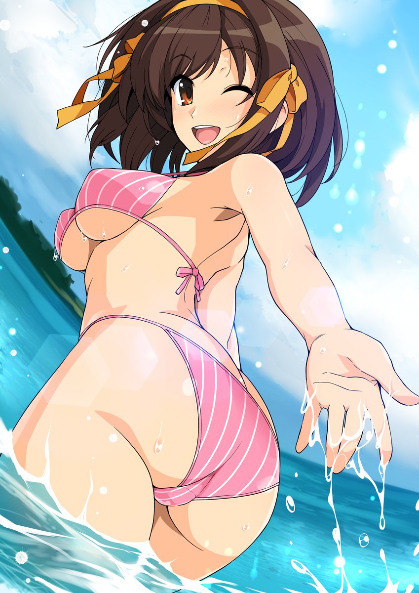 ass, bikini, blue sky, breasts, brown eyes, brown hair, cloud, female, from behind, hairband, halterneck, haruhisky, highres, horizon, looking at viewer, looking back, ocean, one eye closed, open mouth, outdoors, pink bikini, round teeth, short hair, sky, small breasts, solo, string bikini, striped, striped bikini, suzumiya haruhi, suzumiya haruhi no yuuutsu, swimsuit, teeth, upper teeth, water