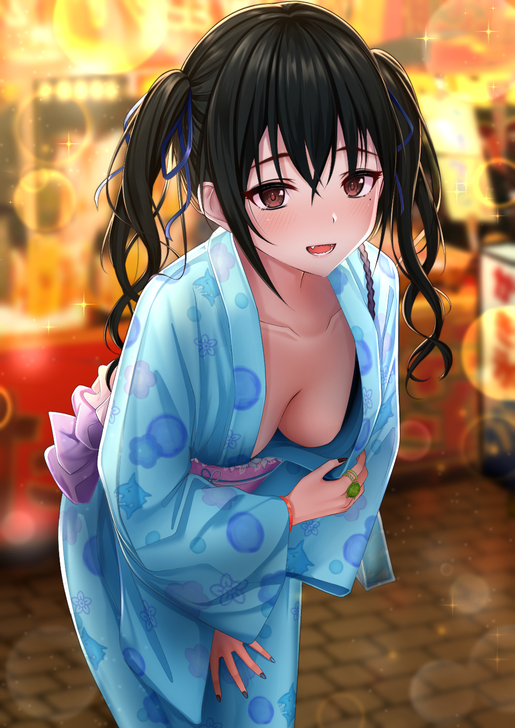 :d backlighting bangs black_hair black_nails blue_kimono blue_ribbon blurry blurry_background blush bracelet breasts brown_eyes cleavage collarbone commentary_request cowboy_shot depth_of_field down_blouse eyebrows_visible_through_hair female festival hair_ribbon highres idolmaster idolmaster_cinderella_girls japanese_clothes jewelry kimono leaning_forward lens_flare long_hair long_sleeves looking_at_viewer medium_breasts mole mole_under_eye monaka_curl nail_polish obi oerba_yun_fang open_clothes open_kimono open_mouth print_kimono ribbon ring sash smile solo sunazuka_akira twintails wide_sleeves