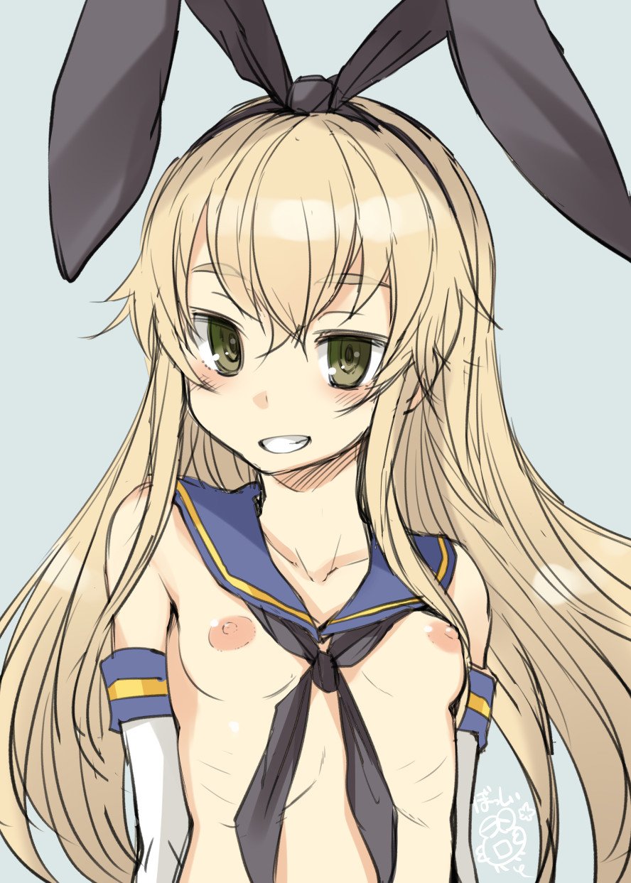 black hairband, blonde hair, blush, bosshi, breasts, collarbone, elbow gloves, eyebrows visible through hair, female, gloves, green eyes, grin, hair between eyes, hairband, highres, kantai collection, long hair, looking at viewer, nipples, sailor collar, shimakaze (kantai collection), simple background, small breasts, smile, solo, upper body, white gloves