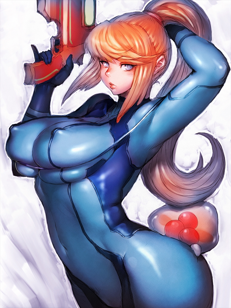 arm behind head, armpits, blonde hair, blue eyes, bodysuit, breasts, cleavage, female, fumio (rsqkr), gun, highres, huge breasts, long hair, looking at viewer, metroid, metroid (creature), navel, nintendo, ponytail, pose, samus aran, shiny suit, simple background, skin tight, standing, tied hair, weapon, zero suit, zero suit samus