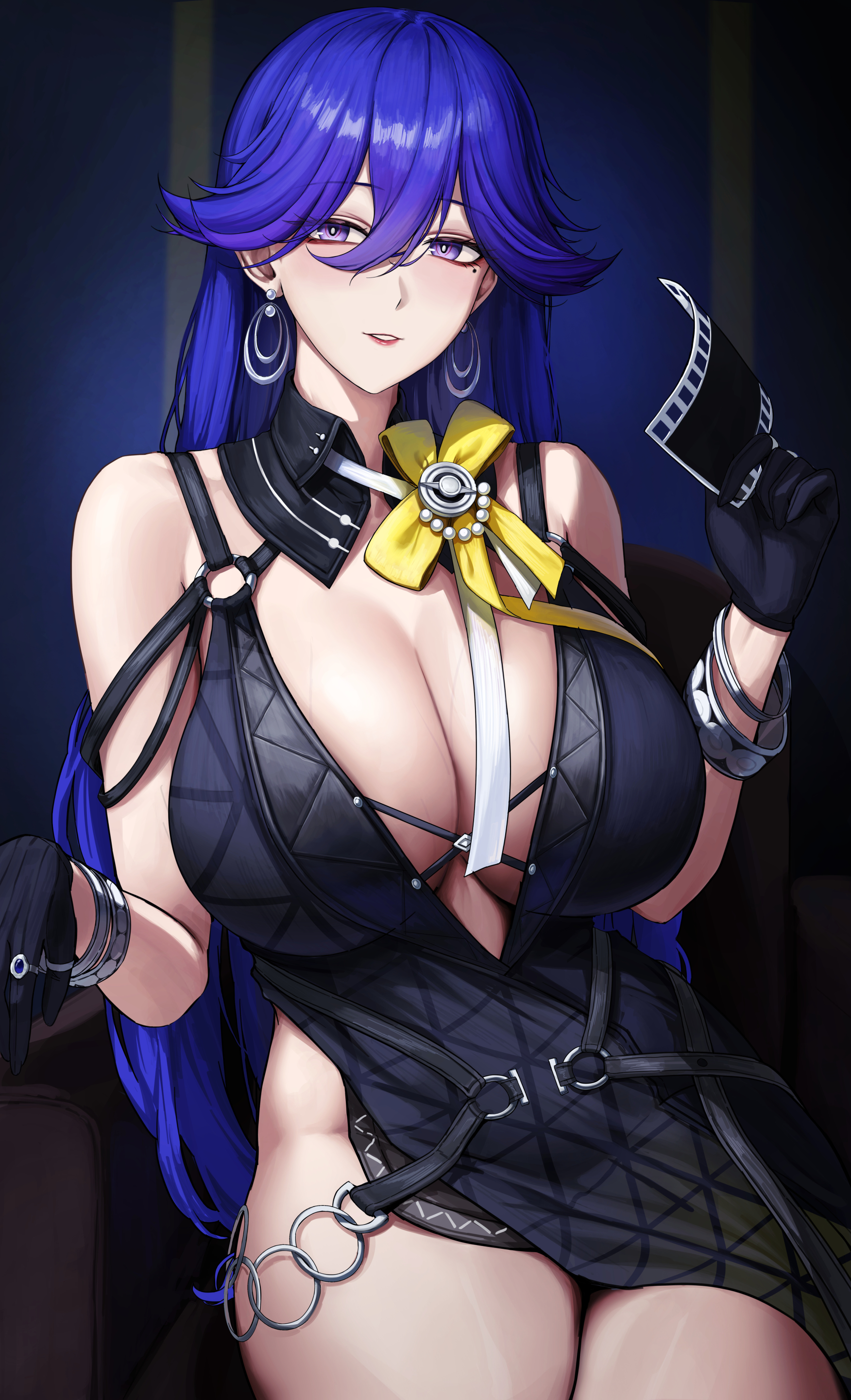 bare shoulders, black gloves, blue hair, blush, bodam, bracelet, breasts, cleavage, earrings, gradient hair, jewelry, large breasts, long hair, looking at viewer, lucilla (wuthering waves), mole, parted lips, purple eyes, purple hair, smile, solo, thighs, wuthering waves