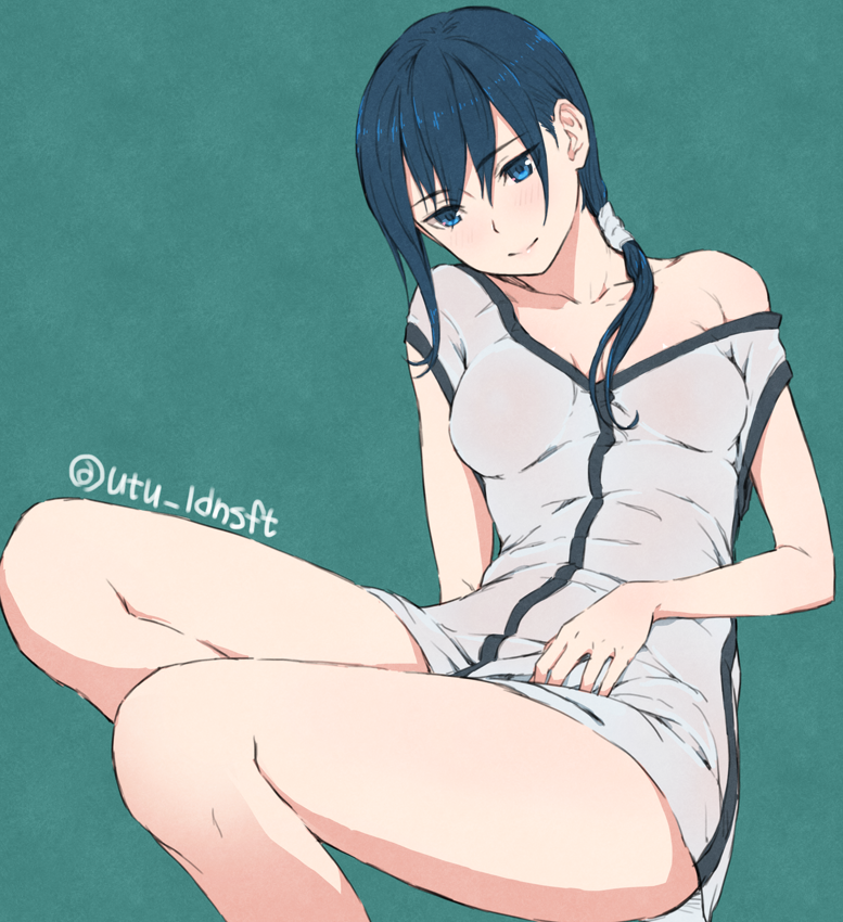 artist_name bare_legs bare_shoulders blue_eyes blue_hair blush breasts cleavage closed_mouth collarbone commentary_request dress female green_background hai_to_gensou_no_grimgar hand_on_own_stomach head_tilt long_hair medium_breasts merry_(grimgar) off_shoulder simple_background sitting sleeveless sleeveless_dress smile solo utu_(ldnsft) white_dress