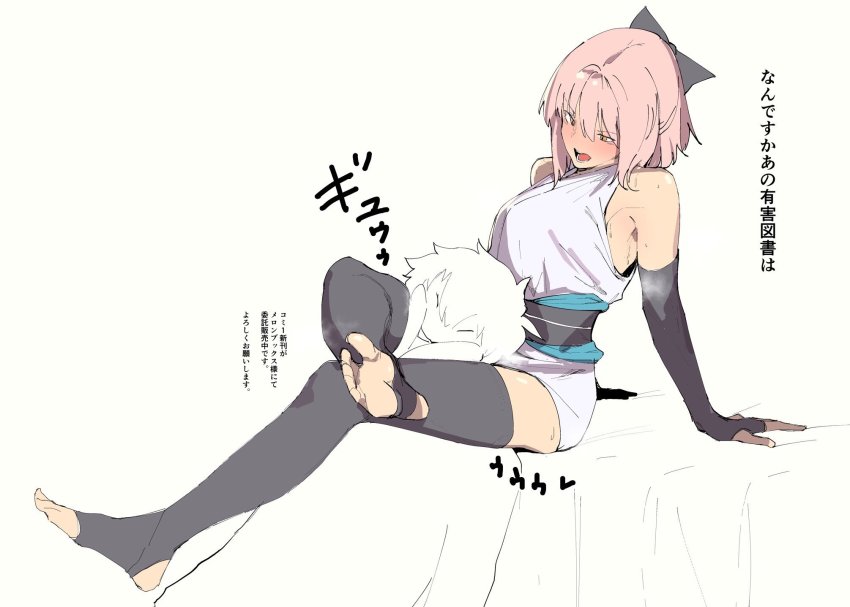 absurdres, ahoge, black bow, blush, bow, commentary request, detached sleeves, fate (series), fate/grand order, feet, female, grey background, hairbow, head between thighs, headlock, headlock with thighs, highres, japanese clothes, jikatarou, kimono, leg lock, obi, okita souji (fate), okita souji (fate) (all), pink hair, sash, short kimono, sitting, sleeveless, sleeveless kimono, spread legs, stirrup legwear, translation request