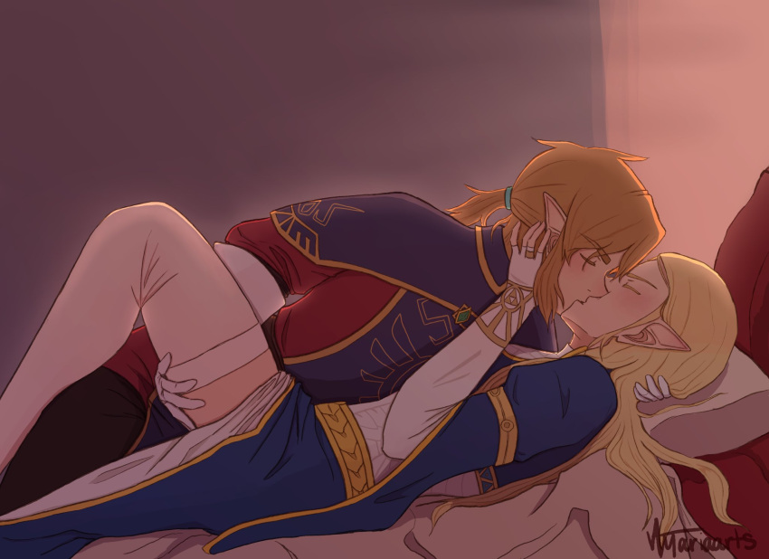 1boy 1girls amariaarts blonde_hair blush breath_of_the_wild closed_eyes clothed kissing light_brown_hair link link_(breath_of_the_wild) lying nintendo pointy_ears princess_zelda royal_guard_link signature straight the_legend_of_zelda the_legend_of_zelda:_breath_of_the_wild the_legend_of_zelda:_tears_of_the_kingdom thighhighs white_legwear zelda_(breath_of_the_wild)