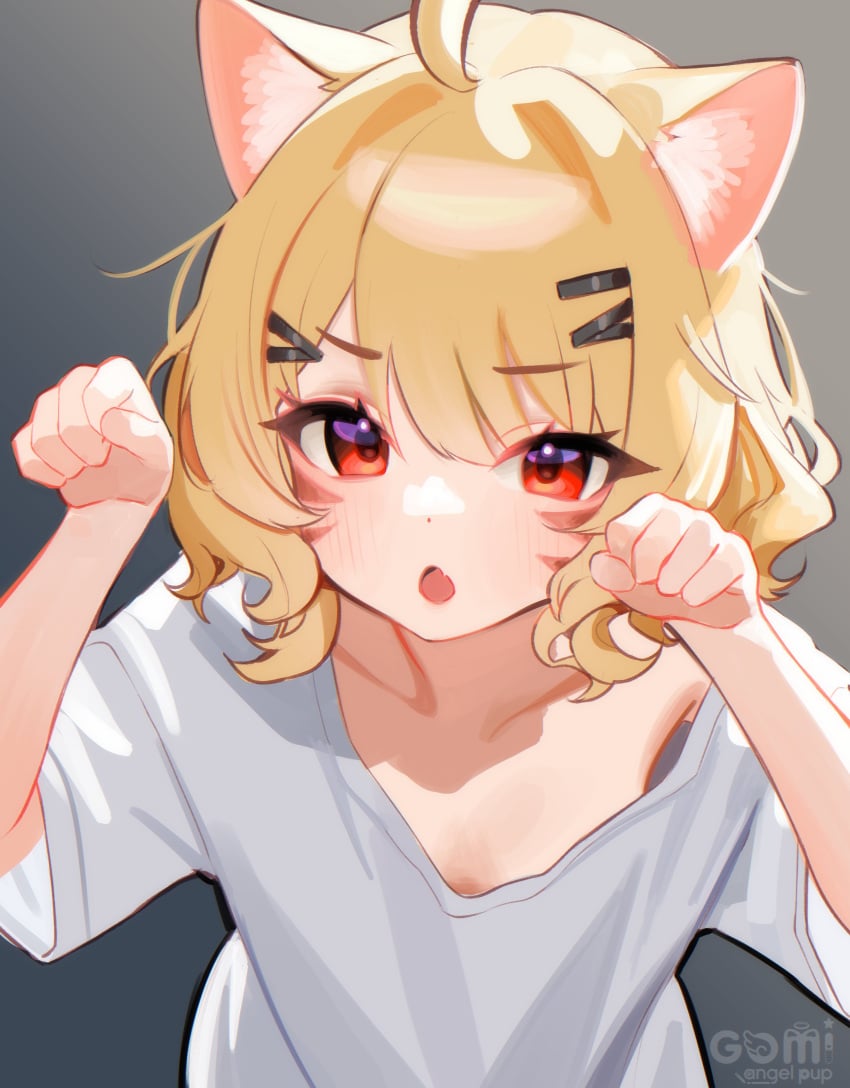 :o ahoge animal_ear_fluff animal_ears bangs blonde_hair blush cat_ears chestnut_mouth collarbone eyebrows_visible_through_hair female grey_background hair_ornament hairclip hands_up head_tilt looking_at_viewer oerba_yun_fang open_mouth red_eyes shirt short_hair short_sleeves simple_background solo squchan_(vtuber) t-shirt upper_body vyugen white_shirt