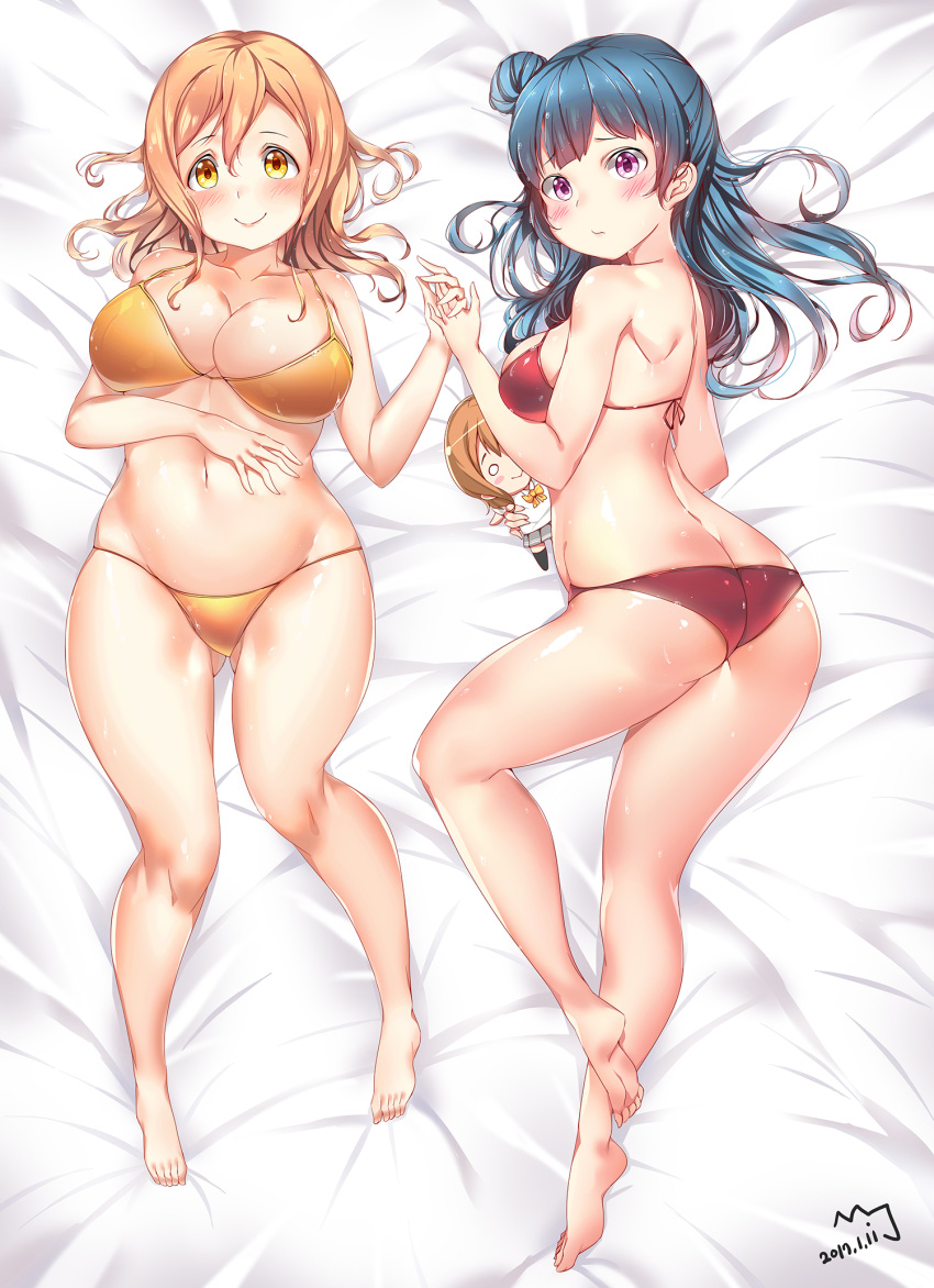 2017 2girls artist_signature ass barefoot blue_hair breasts brown_hair hand_holding kunikida_hanamaru large_breasts love_live! love_live!_sunshine!! medium_breasts purple_eyes swimsuit tem10 tsushima_yoshiko yellow_eyes