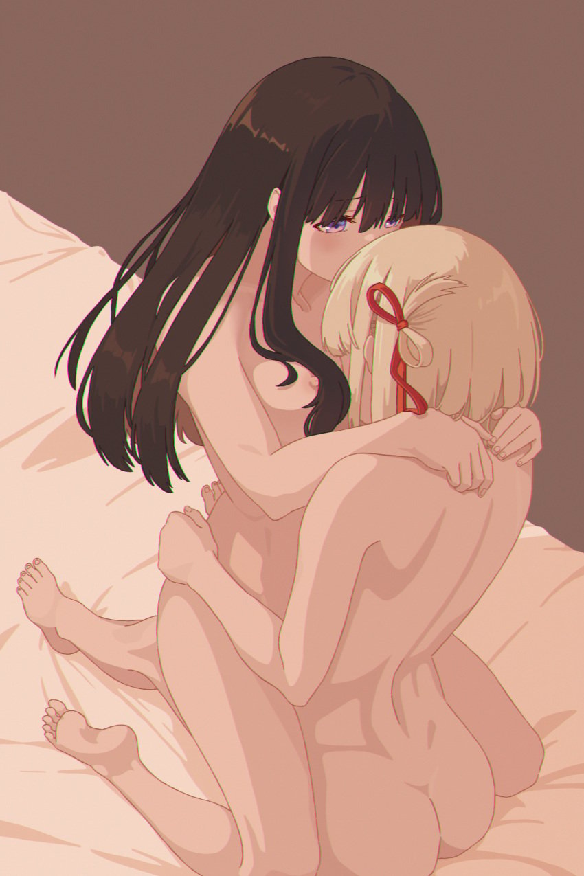 2girls ass black_hair blonde_hair brown_background chromatic_aberration commentary_request completely_nude female female_only film_grain hair_ribbon highres inoue_takina long_hair lycoris_recoil multiple_girls nipples nishikigi_chisato nude on_bed one_side_up purple_eyes red_ribbon ribbon short_hair sidelocks simple_background tonht yuri