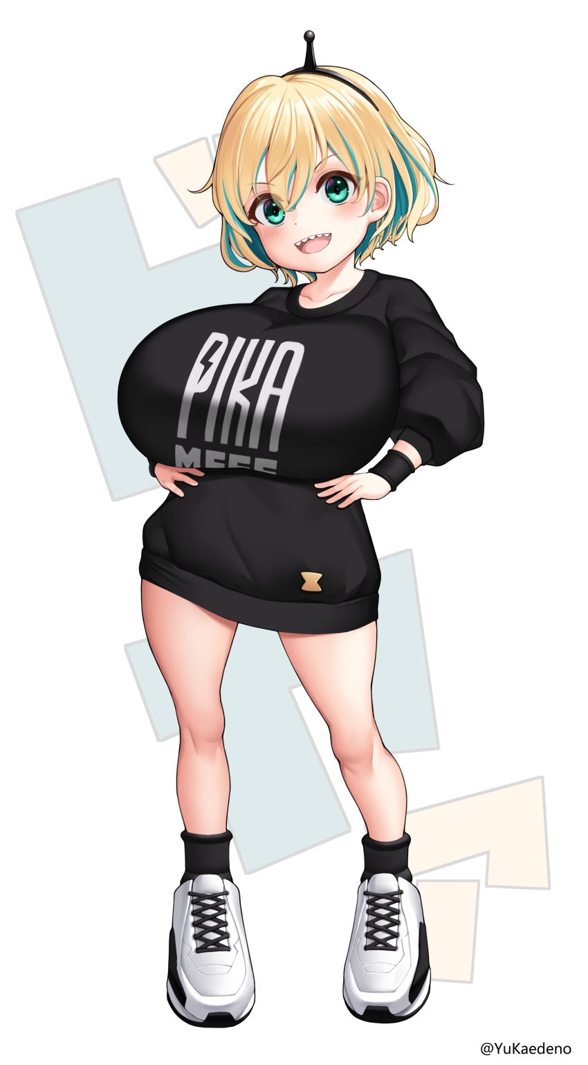 absurdres alternate_breast_size amano_pikamee artist_name black_hairband black_socks black_sweater black_wristband blonde_hair breasts character_name collarbone female green_eyes green_hair hairband hands_on_own_thighs highres huge_breasts kaedeno_yuu looking_at_viewer multicolored_hair open_mouth sharp_teeth shoes shortstack simple_background sneakers socks solo standing sweater teeth text_print thighs twitter_username two-tone_hair virtual_youtuber voms_project white_background white_footwear