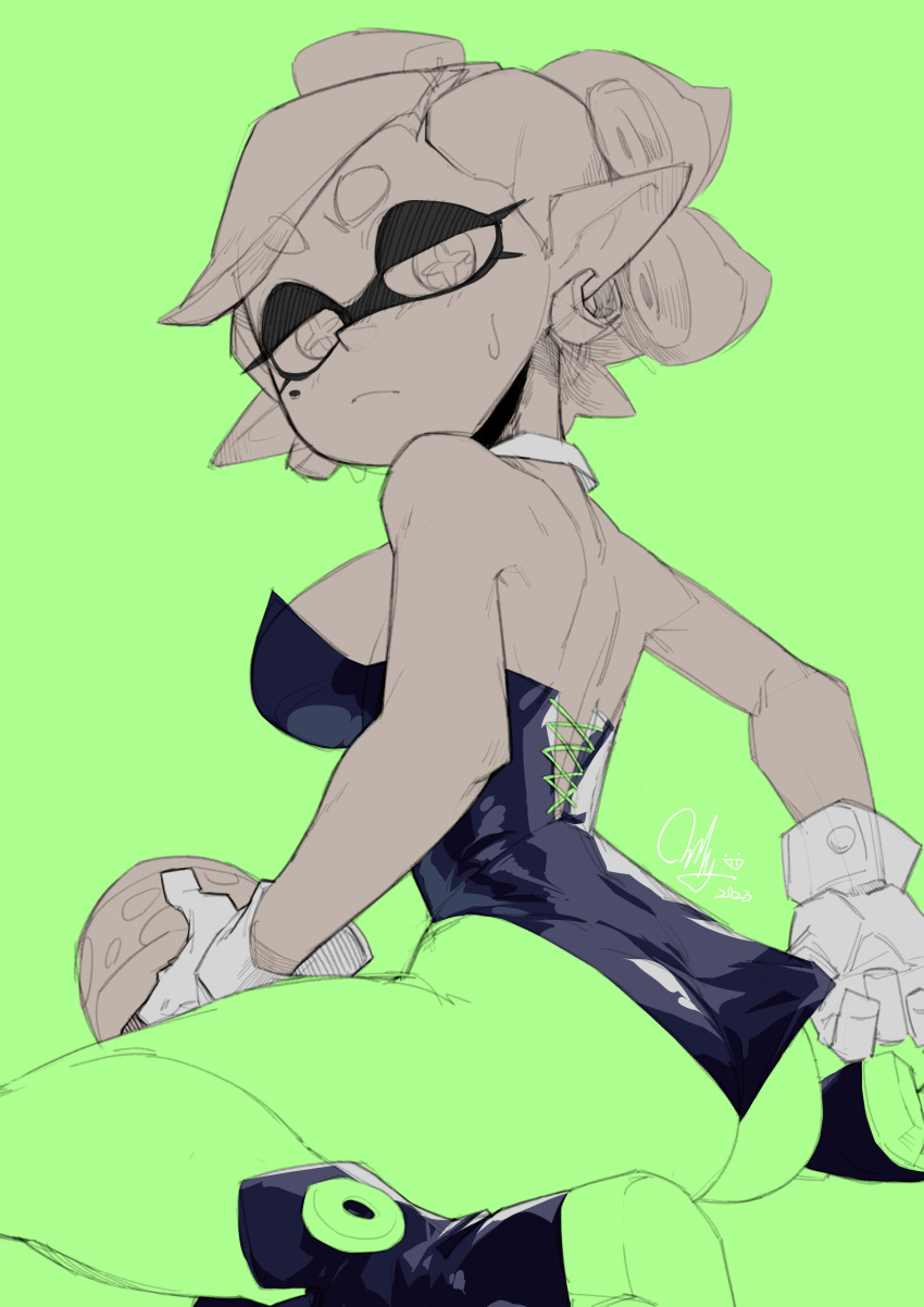 ass back_view busty earrings gloves green_background looking_back marie_(splatoon) orlycuster pie_orly pointy_ears splatoon splatoon_(series) sweat tugging_clothing