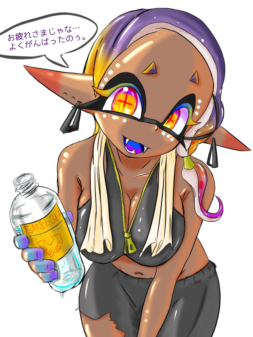 2023 black_eyelashes breasts clothing crop_top dark-skinned_female dark_skin ear_ring female frye_(splatoon) frye_(splatoween) gray_clothing hair_accessory hi_res holding_object holding_water_bottle humanoid humanoid_pointy_ears inkling japanese_text looking_at_viewer marine marine_humanoid mollusk mollusk_humanoid multicolored_eyebrows multicolored_eyes multicolored_hair nintendo open_mouth purple_hair sharp_teeth smile smiling_at_viewer splatoon splatoon_3 t2ukmyjm text text_bubble tongue towel towel_around_neck unknown_artist white_background yellow_hair zipper