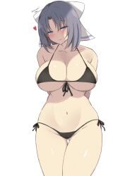 arms_behind_back bikini black_bikini blue_eyes blush breasts chimunge cleavage collarbone curvy female gluteal_fold grey_hair hair_ribbon highres large_breasts looking_at_viewer medium_hair navel ribbon senran_kagura senran_kagura_burst_re:newal senran_kagura_estival_versus senran_kagura_shinovi_versus simple_background smile solo standing swimsuit thighs underboob white_background yumi_(senran_kagura)