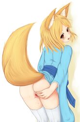 animal_ears ass back_view beige_skin blonde_hair blush brown_eyes clothes fox_ears fox_tail fur furry_ears furry_tail hair happy highres japanese_clothes kimono looking_back no_panties open_mouth pointy_ears presenting pussy pussy_juice raised_tail short_hair simple_background skirt_lift smile solo tail tenyoshi_(briansept) thighhighs uncensored