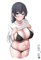 agano_(kantai_collection) alternate_costume black_hair blue_eyes breasts cleavage clothes_lift cowboy_shot cropped_legs female highres kantai_collection large_breasts lifted_by_self long_hair navel one-hour_drawing_challenge shirt shirt_lift short_sleeves simple_background smile solo tf_cafe twitter_username white_background white_shirt