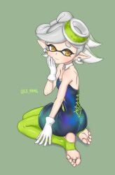 5_toes absurdres barefoot breasts cleavage clothed clothed_female clothing corset detached_collar earrings feet female foot_focus from_above from_behind gloves greek_toe green_background hand_to_head highres inkling_girl jewelry kneeling kneeling_female leggings looking_back marie_(splatoon) nintendo short_hair sitting skirt small_breasts soles splatoon splatoon_(series) splatoon_1 stirrup_legwear tentacle_hair toeless_legwear toes tsukimaru_(ls_99ml) white_hair yellow_eyes