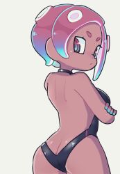 arms_crossed arms_crossed_under_breasts backless_leotard backless_outfit backless_swimsuit black_swimsuit blue_eyes blue_hair butt_crack dark-skinned_female dark_skin from_behind looking_at_viewer magenta_eyes magenta_hair multicolored_eyes multicolored_hair nintendo octoling octoling_girl one-piece_swimsuit splatoon swimsuit whichdoll