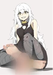 excalibur_(player) female footjob gold_eyes legwear legwrap libur_(player) light-skinned_female light_skin long_hair player_(oh_hyeon-jun) webtoon yellow_eyes