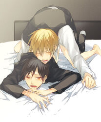 2boys akio_(89e) anal black_hair blonde_hair blood cum_in_ass cumdrip durarara!! gay heiwajima_shizuo male_only multiple_boys multiple_males on_bed orihara_izaya red_eyes tagme tears waiter yaoi