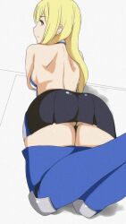 aiz_wallenstein ass blonde_hair clothed_female dungeon_ni_deai_wo_motomeru_no_wa_machigatteiru_darou_ka female_focus female_only human_female light-skinned_female looking_back sideboob solo_female yellow_eyes