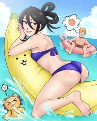 1girls 2boys ass bikini black_eyes black_hair bleach blue_bikini cloud dangerousbride day female highres kon_(bleach) kuchiki_rukia kurosaki_ichigo lipstick makeup multiple_boys nail_polish ocean orange_hair short_hair summer swimsuit tagme