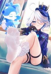 blue_eyes blush feet feet_focus female foot_focus furina_(genshin_impact) genshin_impact hair_over_one_eye hat kou_futoshi looking_at_viewer medium_hair multicolored_hair no_shoes parted_lips sitting socks soles solo_female steam streaked_hair white_hair white_socks