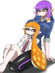 ikazirusi_01 watermark signature artist_signature deleted_image deleted_source 2girls inkling inkling_girl oc original_characters height_difference white_eyes pink_eyes purple_hair orange_hair tentacle_hair hoodie necktie sitting_between_legs head_on_breasts boob_pillow breasts big_breasts small_breasts resting_on_breasts ear_piercing tagme