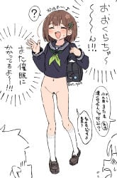 1girl 2boys ? bag bar_censor blue_shirt blush_stickers bottomless bottomless_female brown_hair casual_exposure censored closed_eyes green_neckerchief grey_shoes hair_ornament hairclip highres long_sleeves multiple_boys musical_note naked_school_attendance navel neckerchief okura-chan_(at_nya5) okura-chan_(at_nya5)_(character) open_mouth original pussy school_bag school_uniform serafuku shirt shoes short_hair smile socks solo_focus spoken_question_mark translation_request waving white_background white_socks