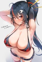 ahoge alternate_hairstyle armpits arms_behind_head bikini black_bikini black_hair breasts cleavage collarbone commentary_request cosplay female grey_background hair_between_eyes hair_ornament hair_stick highres large_breasts long_hair looking_at_viewer multicolored_hair navel ponytail red_eyes red_hair signature simple_background skull_hair_ornament solo stomach sweat swimsuit tengen_toppa_gurren_lagann translation_request two-tone_hair xlyami yoko_littner yoko_littner_(cosplay) zenless_zone_zero zhu_yuan