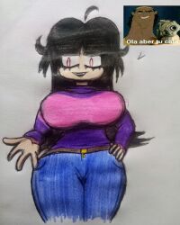 1girls belt big_breasts big_hips black_hair breasts female female_only hand_on_hip hips jeans krala_ulti long_black_hair long_hair looking_at_viewer meme needlemouse_(series) red_sclera sarah_henderson_(needlemouse) shirt smile smiling smiling_at_viewer spanish_text