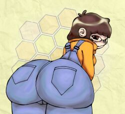 2d big_ass bizabizow brown_eyes brown_hair bubble_butt glasses hexagonal_pattern looking_at_viewer orange_sweater overalls showing_ass smiling_at_viewer yellow_background