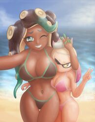 2girls alternate_breast_size angry angry_face beach big_breasts bikini black_bikini blue_sky breasts crown dark-skinned_female dark_skin detailed_background feet female female_only green_eyes huge_breasts humanoid inkling light-skinned_female looking_at_viewer marina_(splatoon) navel navel_piercing nintendo ocean octoling pearl_(splatoon) piercing pink_bikini saf-404 safartwoks safartworks selfie size_difference smile smile_face solo_female splatoon splatoon_2 straight tentacle thighhighs touching_breast v_pose video_game_character widescreen wink yellow_eyes