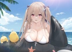 >_< absurdres anchorage_(azur_lane) anchorage_(dolphins_and_swim_lessons)_(azur_lane) azur_lane bikini black_bow blue_sky blush bow breasts brown_hair cleavage cloud cloudy_sky collarbone commentary_request day fangfangtu female hair_between_eyes hairbow highres horizon inflatable_orca inflatable_toy large_breasts long_hair looking_at_viewer manjuu_(azur_lane) official_alternate_costume open_mouth outdoors palm_leaf palm_tree red_eyes sideboob sky smile solo starfish swimsuit tree two_side_up white_bikini