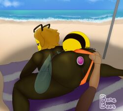 2025 adrian_(bonebees) anal anal_sex antennae_(anatomy) anthro arthropod arthropod_abdomen artist_name ass backsack balls ballsack beach beach_towel bee big_butt blonde_hair bonebees brown_body buttplug buttplug_in_ass buttplug_insertion clothing clothing_aside digital_drawing_(artwork) digital_media_(artwork) duo erika_(bonebees) exoskeleton genital_raphe genitals hair hi_res huge_butt hymenopteran insect_wings insects looking_back male mandibles noseless object_in_ass outdoor_nudity penetration perineal_raphe perineum plug_(sex_toy) plug_insertion purple_eyes raphe_(anatomy) scrotal_raphe scrotum sea seductive sex_toy sex_toy_in_ass sex_toy_insertion stripes swimwear swimwear_aside text towel under_shade water wave wings wobble wobbling