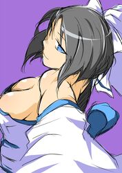 bare_shoulders blue_eyes bow breasts cleavage closed_mouth female female_only grey_hair hairbow japanese_clothes kimono large_breasts looking_at_viewer looking_back marari off_shoulder purple_background senran_kagura senran_kagura_(series) short_hair simple_background smile solo upper_body white_kimono yumi_(senran_kagura)