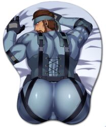 1boy ass bandana bara blue_eyes bodysuit brown_hair facial_hair gloves huge_ass looking_back male male_focus male_only metal_gear_(series) metal_gear_solid metal_gear_solid_2 muscle open_mouth sakura_maru_(artist) short_hair solid_snake solo sweat white_male