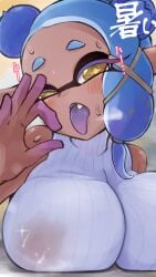 amboomoon big_breasts blowjob blowjob_gesture blue_hair blueberry breast_squish breasts breasts_on_table dark-skinned_female eyeshadow fellatio fellatio_gesture female frye_(splatoon) frye_(summer_nights) gesturef half-closed_eyes japanese_text lactation nipples nipples_visible_through_clothing purple_fingers splatfest splatoon splatoon_3 summer_nights_splatfest sweating teasing tied_hair turtleneck x_hair_ornament yellow_eyes