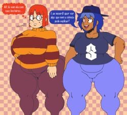 2d 2d_(artwork) 2girls big_ass big_breasts cap chloe_(thewastetunnels) clothed daisy_(thewastetunnels) dark_blue_hair dark_skin dialogue female freckles freckles_on_face glasses huge_ass huge_breasts nerd nerdy nerdy_female orange_eyes orange_hair original original_character pants portuguese_text spots sweater text xmelomor24x