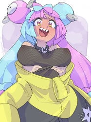 gluten000000 iono_(pokemon) pokemon pokemon_sv front_view white_background purple_background tan_skin holding_breast open_mouth sharp_teeth yellow_eyes blush_lines big_breasts translucent_topwear grey_topwear pink_nipples pink_areola nipples areola yellow_jacket black_jacket pink_hair blue_hair long_hair two_tone_hair eyelashes
