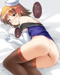 ass bare_shoulders black_thighhighs blue_shirt blush bottomless brown_eyes brown_hair commentary_request dixie_cup_hat elbow_gloves female food food_insertion gloves habara_meguru hat highres japanese_text kantai_collection looking_at_viewer military_hat nose_blush object_insertion on_bed open_mouth pocky pocky_day richard_p._leary_(kancolle) richard_p._leary_kai_(kancolle) shirt short_hair solo speech_bubble sweat text thighhighs translation_request white_gloves white_hat