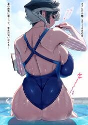 alternate_costume ass backboob big_ass big_breasts black_and_white_hair blush body_markings coach female female_only huge_breasts japanese_text kingofbandit156 looking_at_viewer looking_back made_in_abyss nipple_bulge one-piece_swimsuit ozen pool profile rear_view shiny_skin short_hair sideboob sitting smile solo swimsuit teacher two_tone_hair wet_body wet_skin whistle wide_hips
