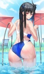 1girl ass asymmetrical_horns black_hair blue_hair blue_sky blurry blurry_background closed_mouth colored_inner_hair commentary female female_only flower from_behind highres hololive hololive_english horn_flower horns long_hair looking_at_viewer looking_back mole mole_under_eye multicolored_hair nerissa_ravencroft one-piece_swimsuit outdoors pool purple_eyes sidelocks sky smile solo swimsuit uneven_horns untranslatable_commentary very_long_hair virtual_youtuber water wet