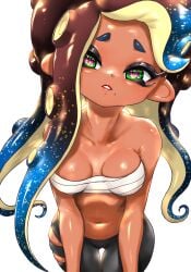 bare_shoulders belly_button blue_hair breasts brown_hair cephalopod_eyes chest_sarashi cleavage collarbone cosplay dark-skinned_female dark_skin female furrowed_brow gluteal_fold green_eyes highres horizontal_pupils koharu2.5 long_hair marina_(splatoon) medium_breasts mole mole_under_mouth multicolored_hair navel nintendo octoling parted_lips pink_pupils sarashi shiver_(splatoon) shiver_(splatoon)_(cosplay) simple_background solo splatoon splatoon_(series) star_(symbol) suction_cups tentacle_hair thigh_gap two-tone_hair very_long_hair white_background