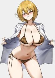 1girl absurdres animal_print bikini blonde_hair breasts cleavage commentary_request don_quixote_(limbus_company) highres large_breasts leopard_print leopard_print_bikini limbus_company looking_at_viewer navel nsd_(neangsadu) print_bikini project_moon red_eyes shirt short_hair simple_background smile solo stomach swimsuit thighs white_background white_shirt