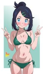 alternate_costume bikini black_hair blue_eyes blush border breasts closed_mouth collarbone commentary_request cowboy_shot double_v eyelashes female green_background green_bikini hair_bun hair_ornament hairclip hands_up highres liko_(pokemon) looking_at_viewer medium_hair metaminegl navel nintendo outside_border pokemon pokemon_(anime) pokemon_horizons side-tie_bikini_bottom smile solo spanish_commentary swept_bangs swimsuit v white_border