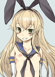 black_hairband blonde_hair blush bosshi breasts collarbone elbow_gloves eyebrows_visible_through_hair female gloves green_eyes grin hair_between_eyes hairband highres kantai_collection long_hair looking_at_viewer nipples sailor_collar shimakaze_(kantai_collection) simple_background small_breasts smile solo upper_body white_gloves