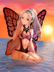 alternate_costume bare_legs bare_midriff black_swimsuit cleavage fairy fairy_wings fire_emblem fire_emblem_heroes grey_hair head_tilt long_hair looking_at_viewer medium_breasts multicolored_hair nintendo ocean one-piece_swimsuit open_mouth partially_submerged plumeria_(fire_emblem) plumeria_(summer)_(fire_emblem) pointy_ears ponytail pwx2872 red_eyes sitting smile sunset swimsuit water