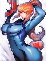 arm_behind_head armpits blonde_hair blue_eyes bodysuit breasts cleavage fumio_(rsqkr) gun highres huge_breasts long_hair looking_at_viewer metroid metroid_(creature) navel nintendo ponytail pose samus_aran shiny_suit simple_background skin_tight standing tied_hair weapon zero_suit zero_suit_samus